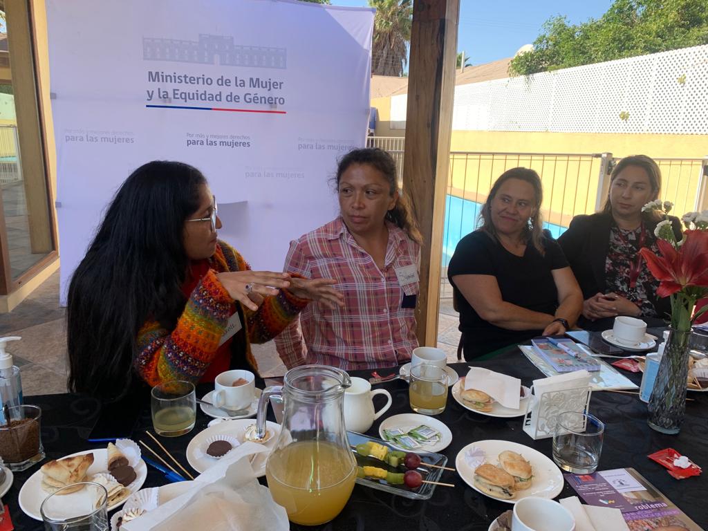 Mujeres Participan De Un Desayuno Conversatorio Organizado Por La