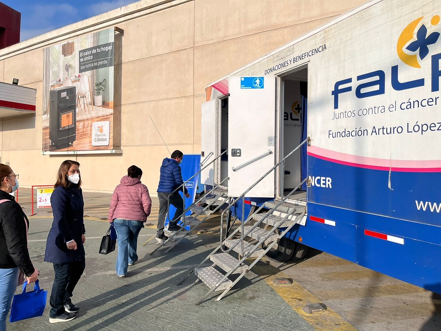 La Araucana and Fundación Arturo López Pérez arrive with a mobile clinic for the early detection of breast cancer